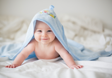 Baby's skin irritation may be due to clothing. What should parents do?